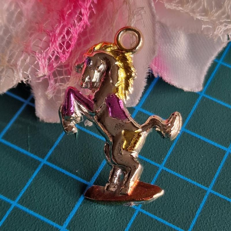 MED122B -  LÓ alakú medál - arany sörény 35x24mm