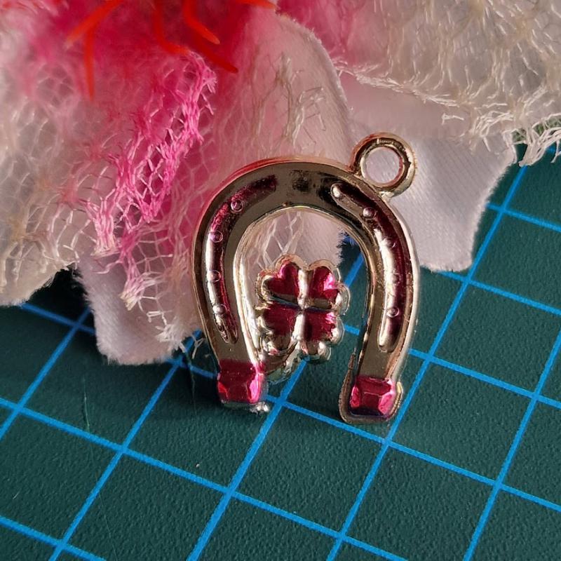 MED123A -  Szerencsepatkó alakú medál - pink 20x25mm