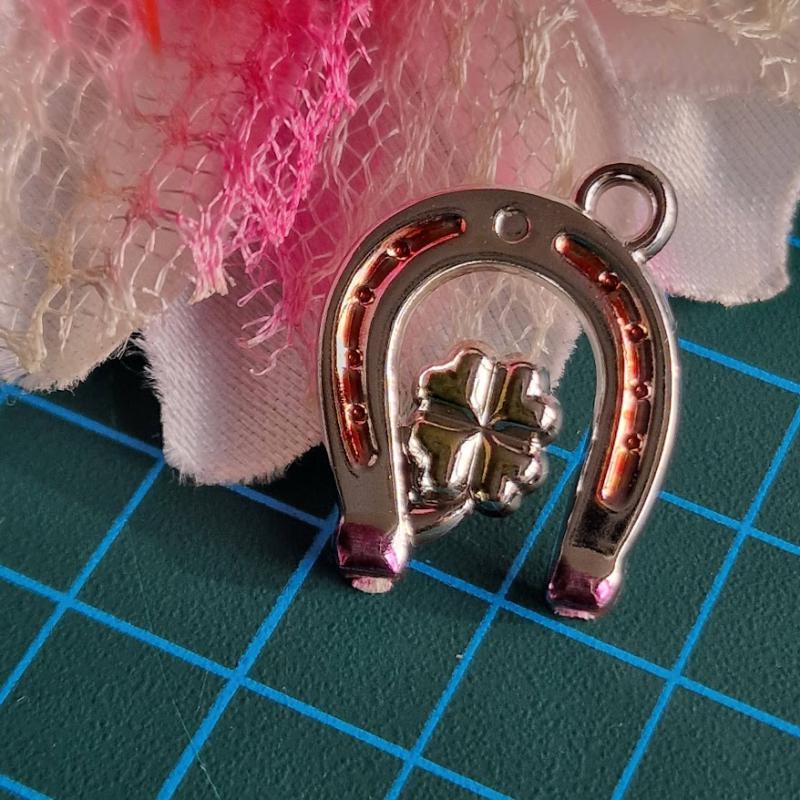 MED123B -  Szerencsepatkó alakú medál - zöld lóhere 20x25mm