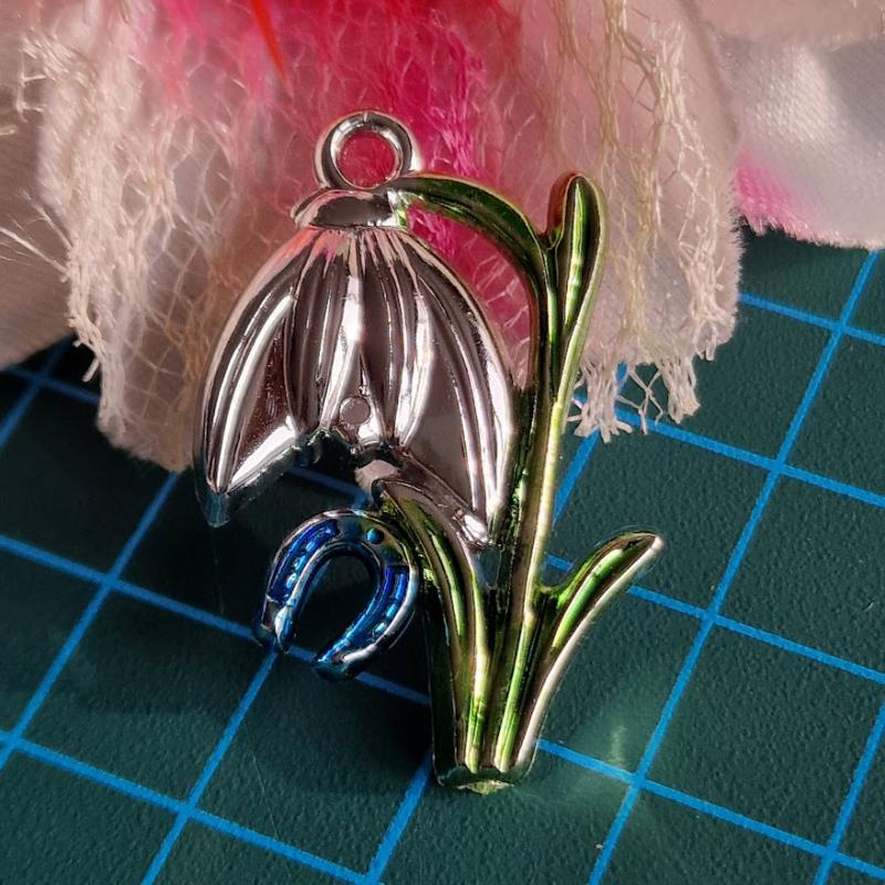 MED126 - Hóvirág patkóval medál 23x36mm