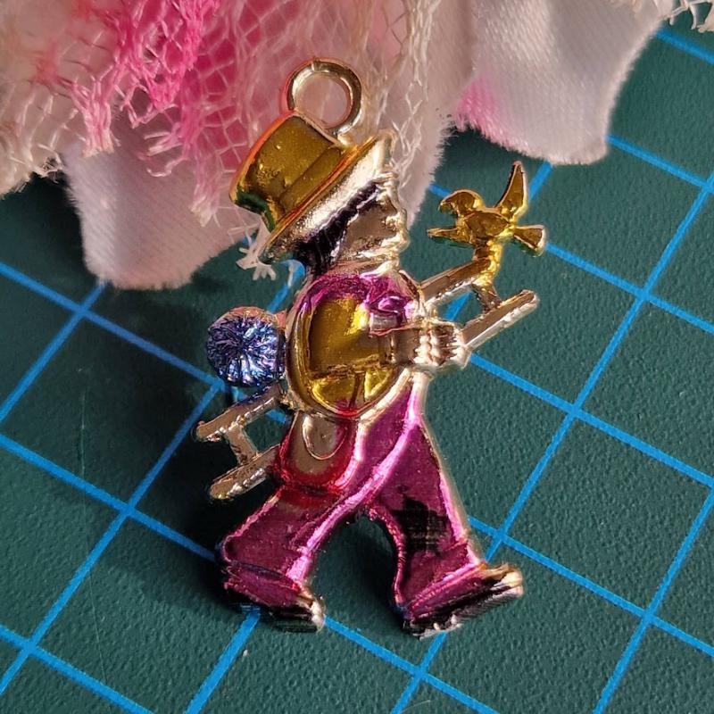 MED129B - Kéményseprő medál 22x38mm - arany madárral