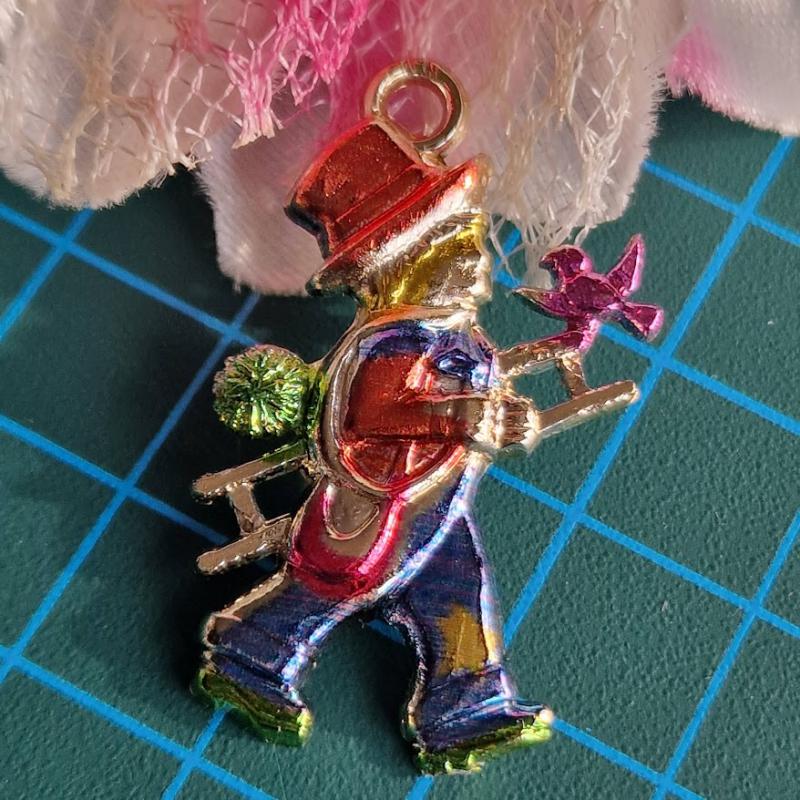 MED129C - Kéményseprő medál 22x38mm - pink madárral