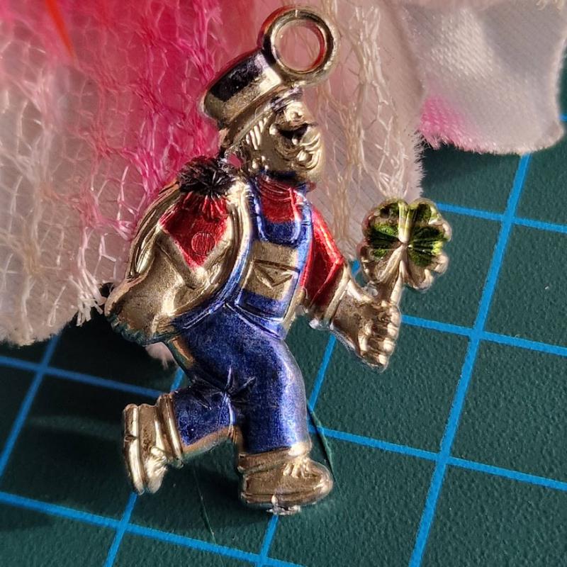 MED129D - Kéményseprő medál 22x38mm - lóherével