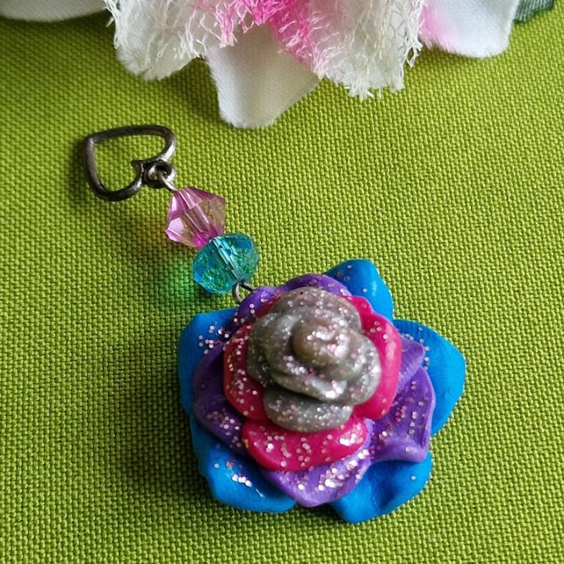 MED130 - Handmade - Csillogó rózsa medál