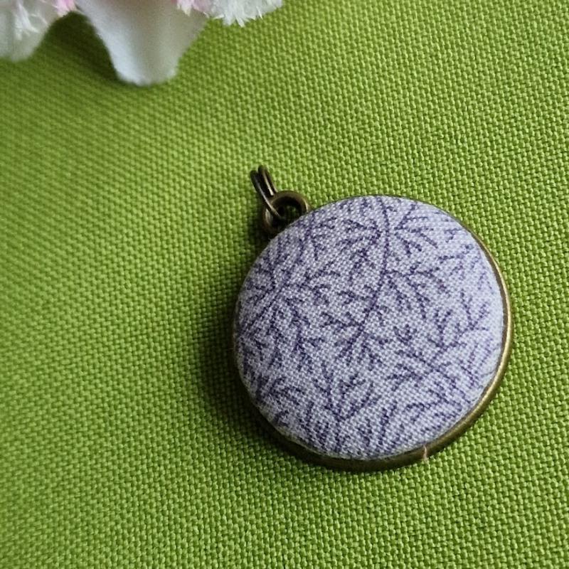 MED132 - Handmade - Lila apon pitypang mintás szövet díszítésű medál