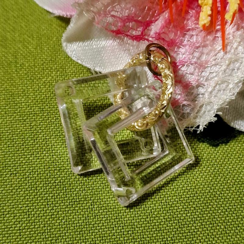 MED16 - Arany színű kis karika műanyag négyzetekkel 18 és 20mm