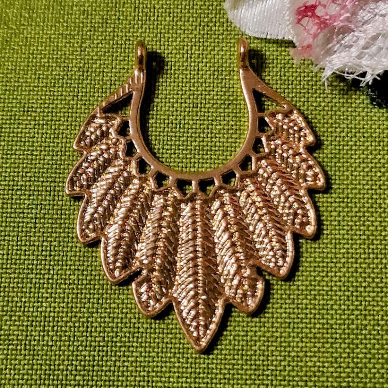 MED17 - Arany színű levelek medál 33x40mm