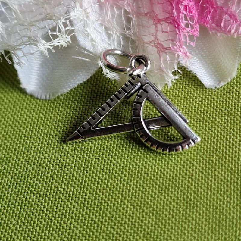 MED67 - Ezüst színű mérnök medál 25x19mm - vonalzó és szögmérő