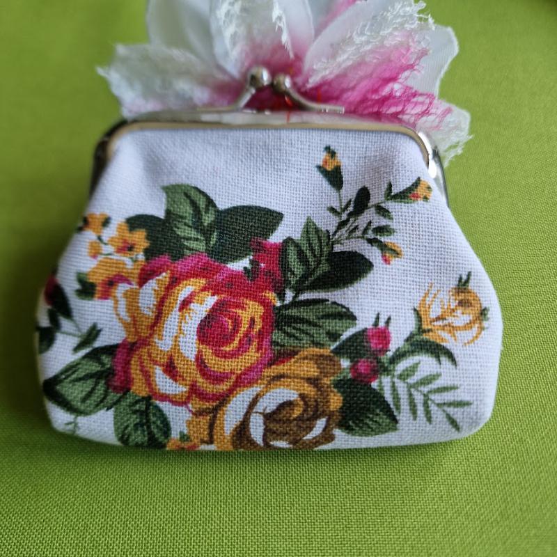 NK02A - Vintage tipusú rózsa mintás kis pénztárca, aprópénztartó - fehér