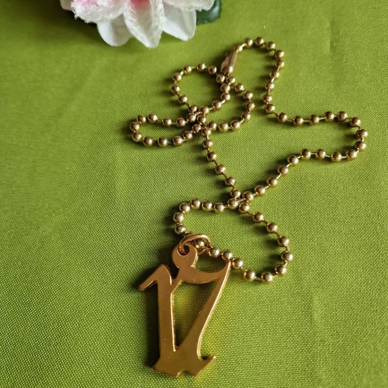 NYM23 -  Arany színű 17-es szám gyöngyös nyakláncon