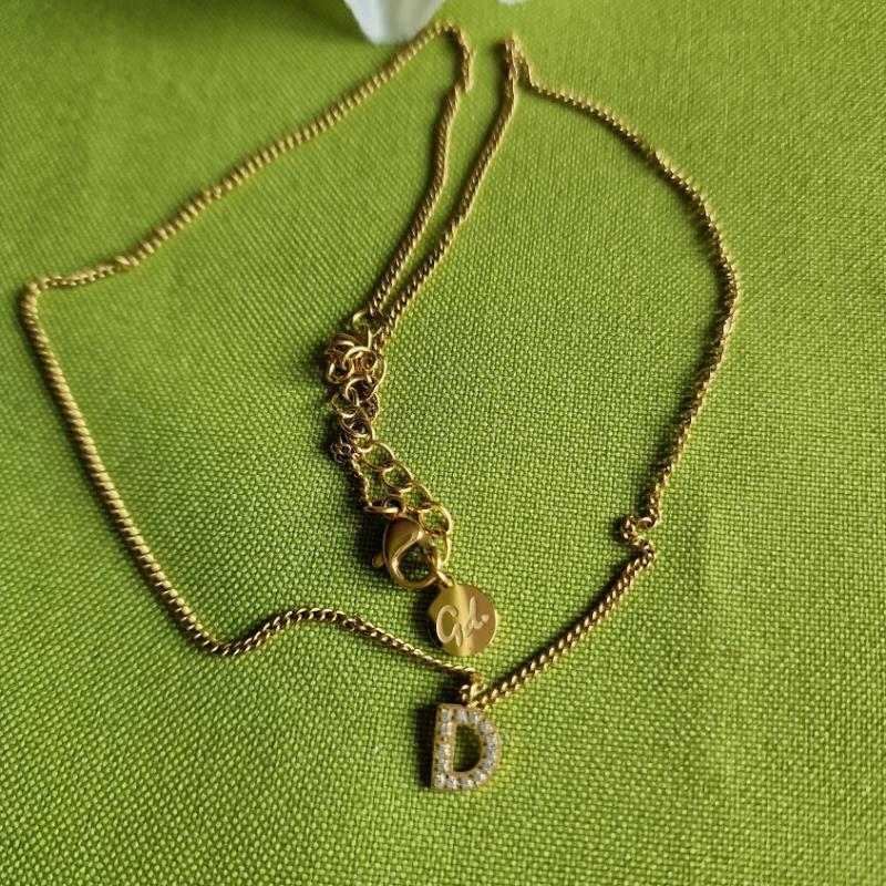 NYM30 - 1 mm-es arany színű nyaklánc strasszköves D betűvel