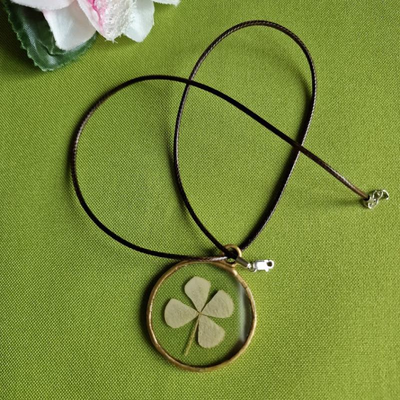 NYM31 - Préselt lóhere medál viaszolt zsinóron