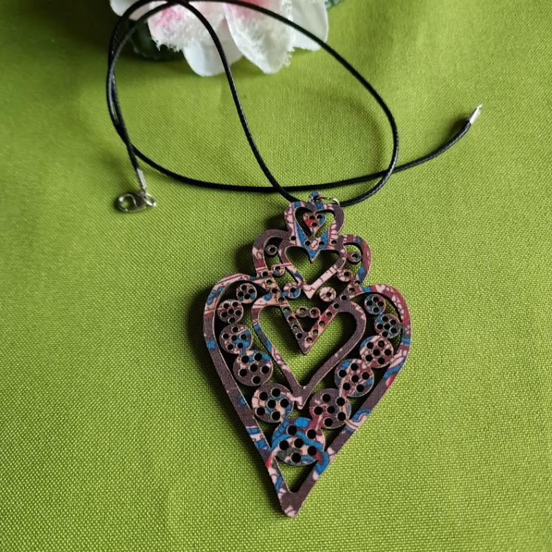 NYM33 - Szivek fa medál viaszolt zsinóron