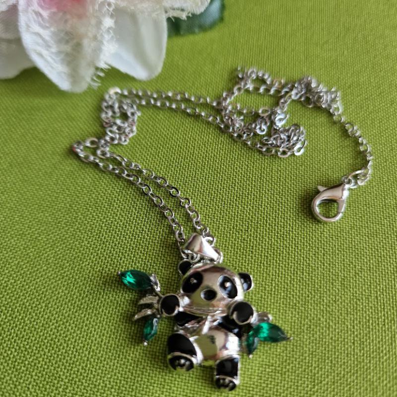NYM60 - Pandamacis nyaklánc zöld strasszkövekkel - nyaklánc medállal