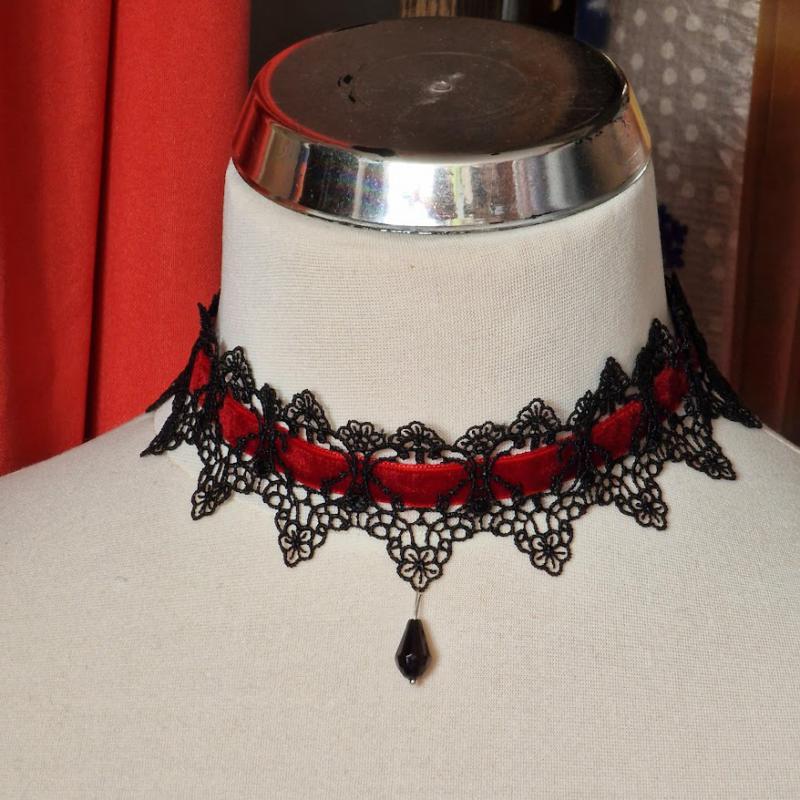 NYM78B - Fekete csipke szalagból készült nyakék, nyaklánc gót stílusban - piros