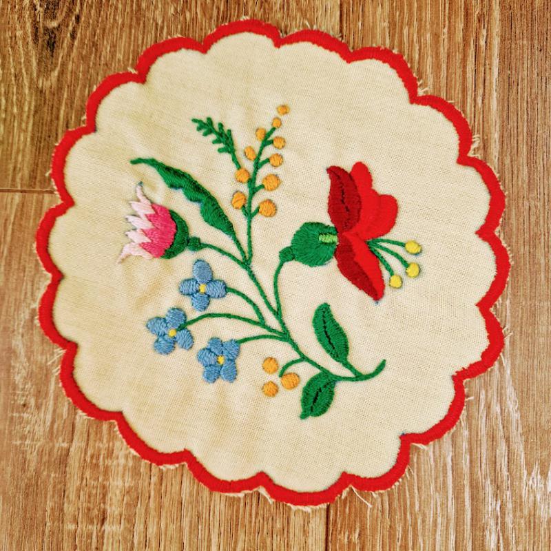 OTT48 - Handmande - Matyó mintás hímzett alátét, terítő 16cm