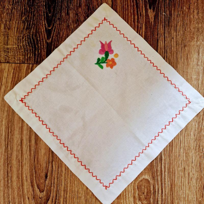 OTT50 - Handmande - Matyó mintás hímzett szalvéta 25x25cm