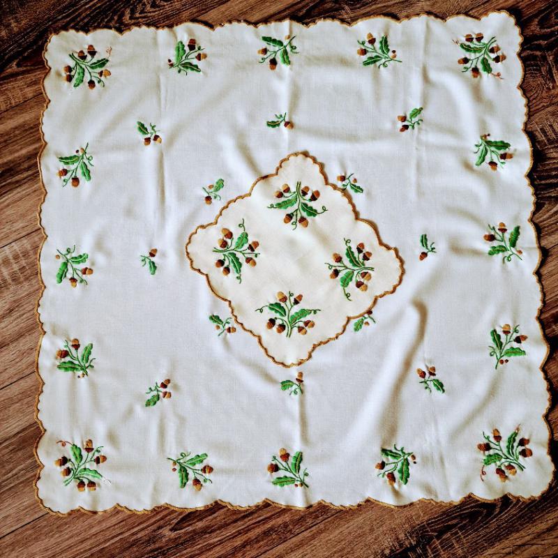 OTT53 - Handmande - Makk mintás hímzett asztali szett: terítő és alátét
