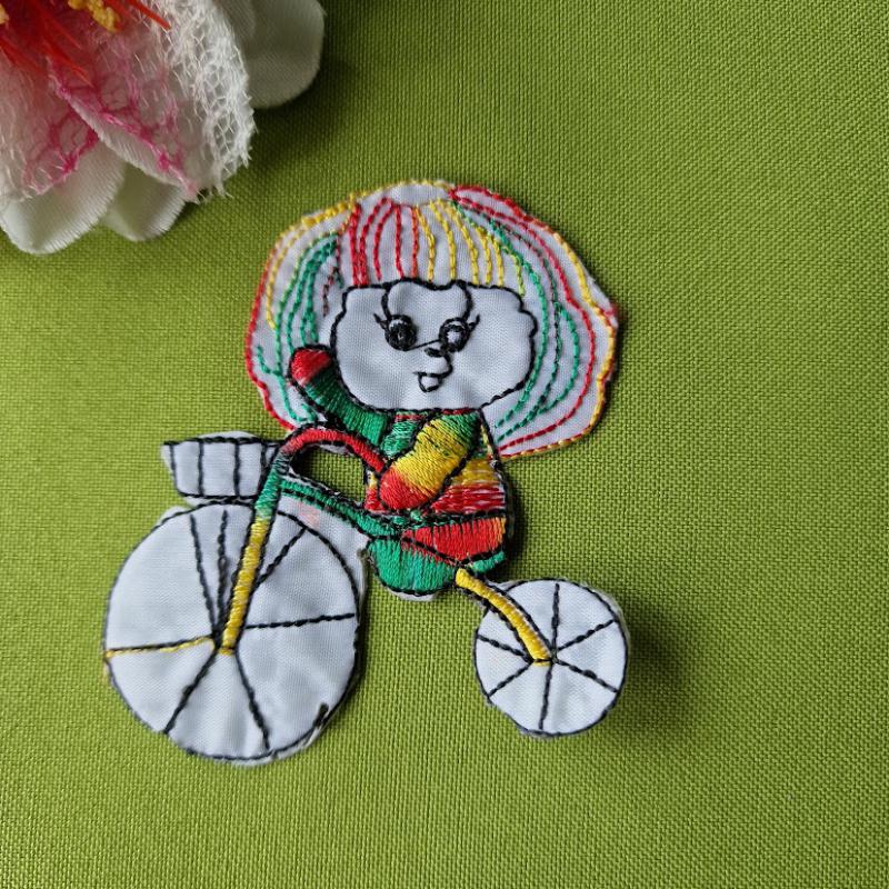 Rávasalható színes bicikliző KISLÁNY 55x78mm - BALRA NÉZŐ