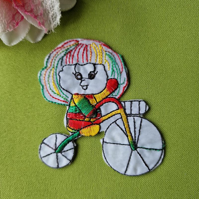 Rávasalható színes bicikliző KISLÁNY 55x78mm - JOBBRA NÉZŐ