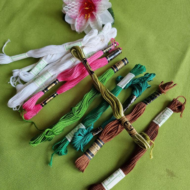 RÖV27 - 14db-os 25m-es 8 szálas színtartó osztott hímzőfonal