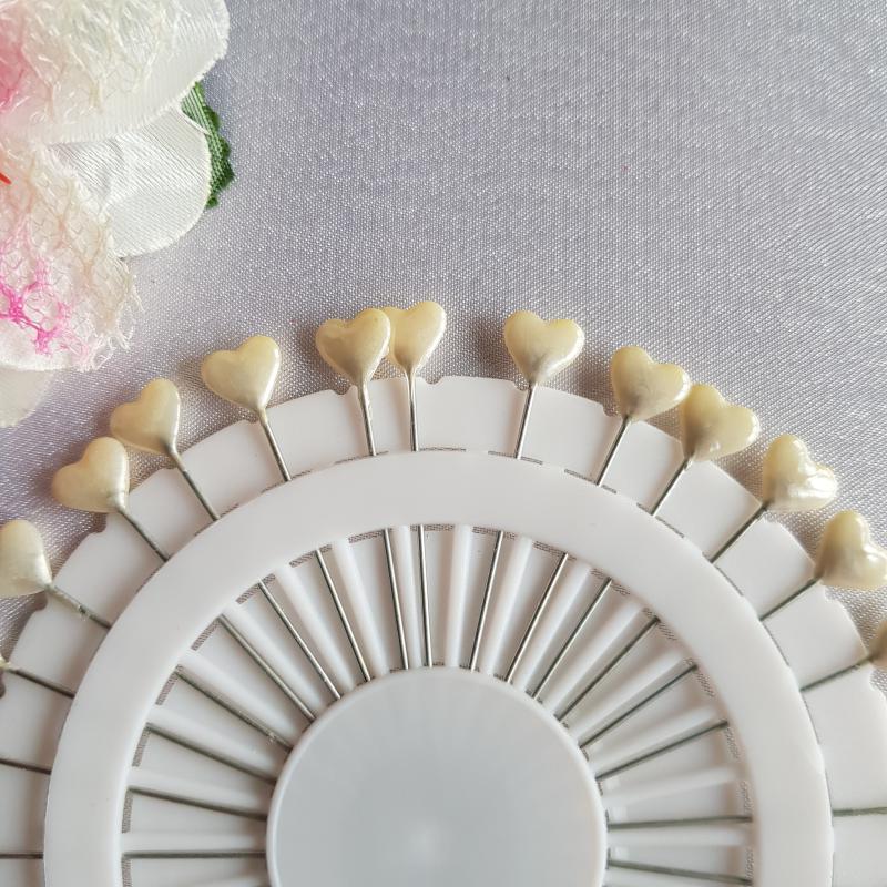 RÖV46 - 55mm-es szív alakú, Gyöngyház/törtfehér fejű dísz gombostű