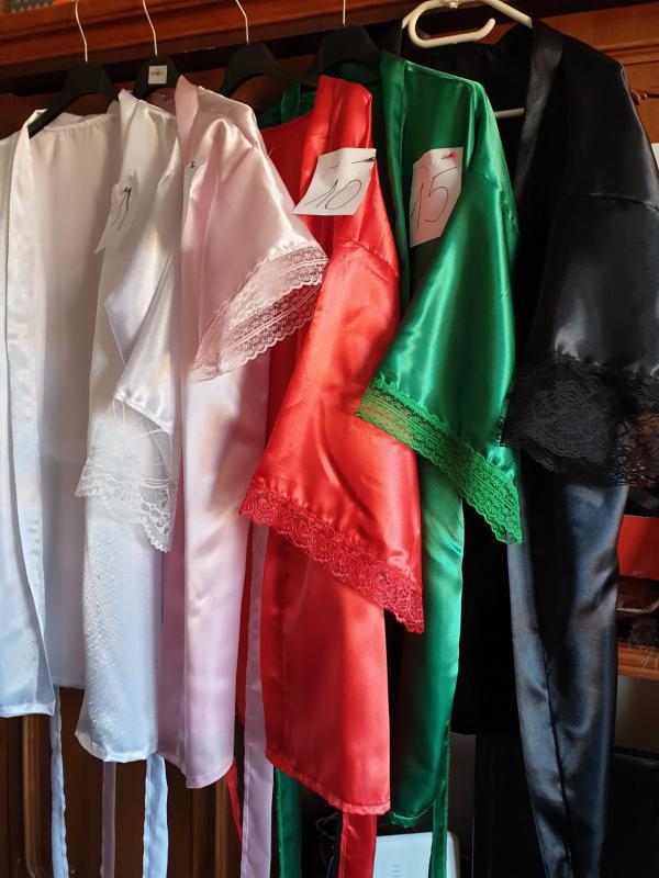 SZK26 - CSIPKÉVEL dísztett szatén köntös