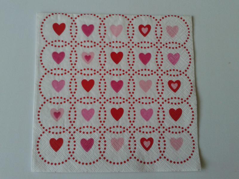 SZV04 Dekoupage - Fehér alapon pontos körben szivek 3 rétegű szalvéta