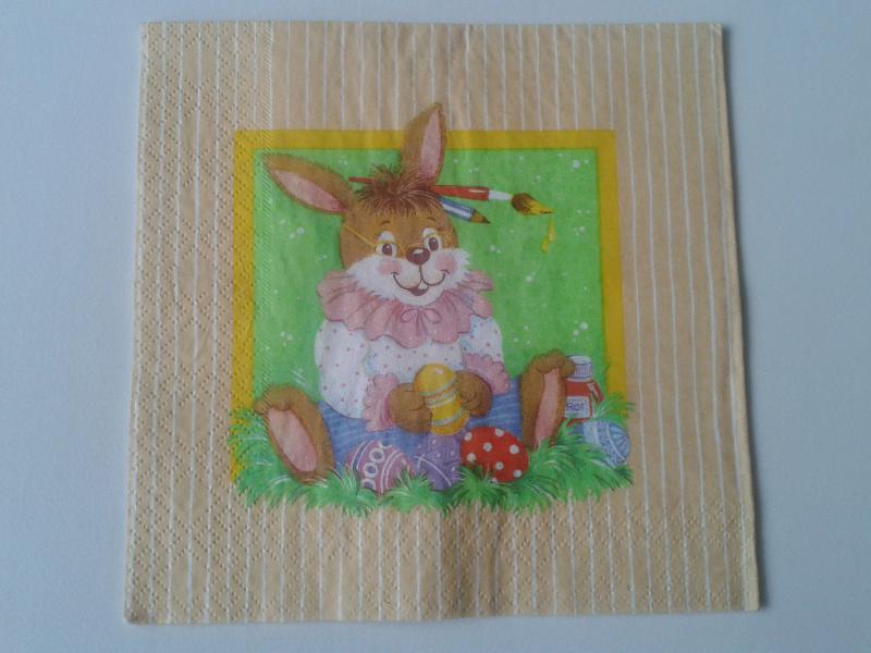 SZV154 Dekoupage - Sárga csíkos alapon nyuszi űl a fűben tojásokkal 3 rétegű szalvéta