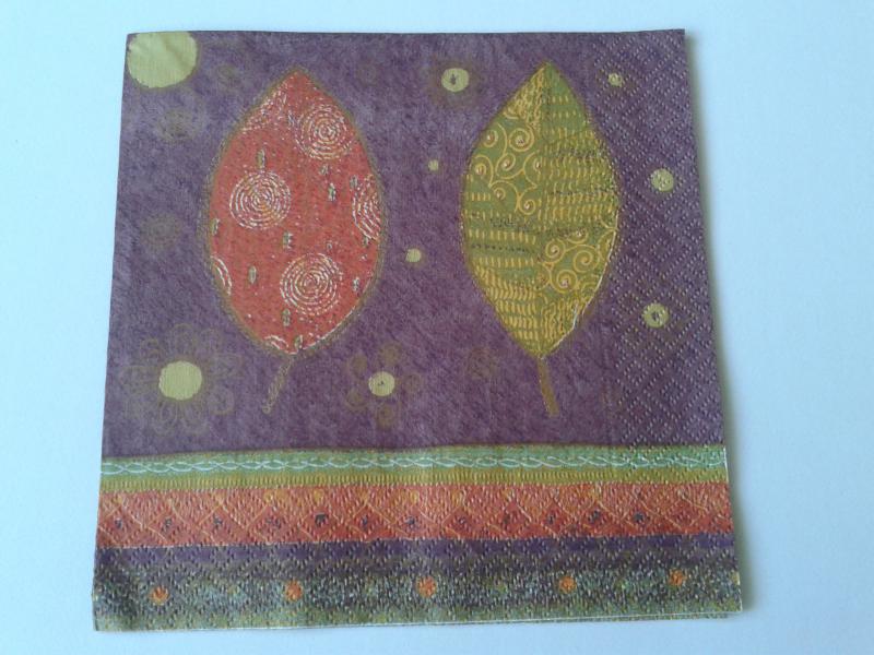 SZV28 Dekoupage - Mintás levelek lila alapon csíkos széllel 3 rétegű szalvéta