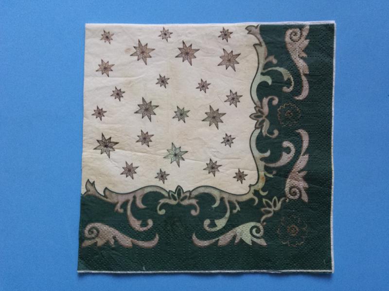SZV29 Dekoupage - Arany csillagok ekrü alapon fenyőzöld széllel 3 rétegű szalvéta