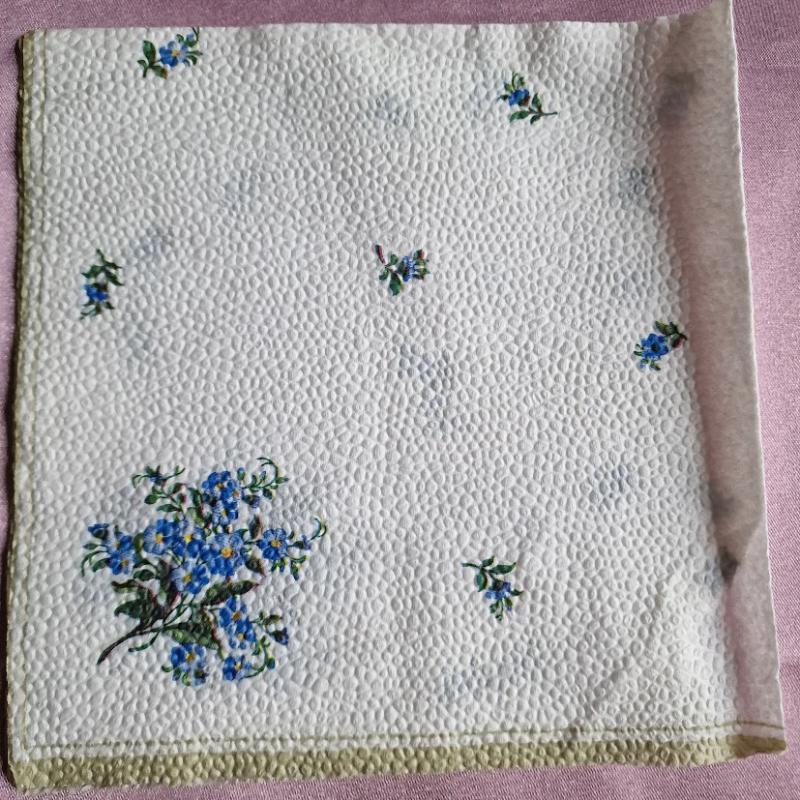 SZV34 Dekoupage - Zöld szélű, apró kék virágok sarkán csokorban 1 rétegű szalvéta