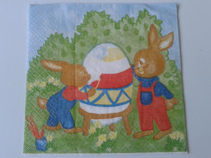 SZV48 Dekoupage - Két nyuszi tojást fest a réten 3 rétegű szalvéta