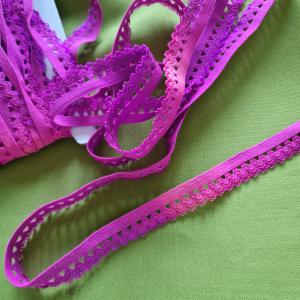 17SZG11 - 17mm-es szivárványos lila csipke mintás gumi szalag / pikó, bugyi