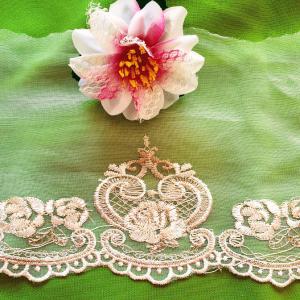 200SCS45 - 20cm széles fehér csipke bézs hímzéssel