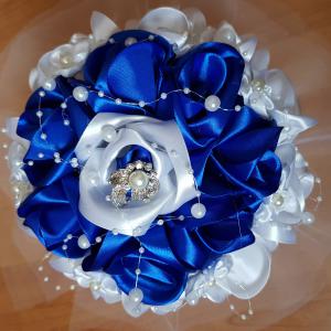 22x25cm-es Menyasszonyi csokor fehér és kék szatén rózsából