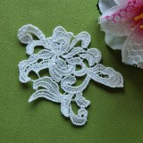 CSB23 - Rózsa virágmintás ekrü csipkedísz ruhabetét 10x8 cm