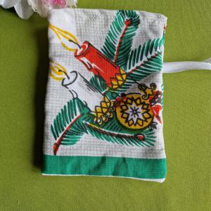 DCS104 - Gyertyás, gömbös mintás textil ajándéktasak, kis mikulás zsák