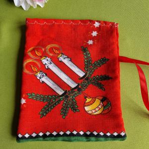 DCS106 - Gyertya és gömb mintás textil ajándéktasak, mikulás zsák piros alapon