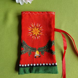 DCS107 - Csillag és csengő mintás textil ajándéktasak, mikulás zsák piros alapon