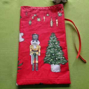 DCS125 - Diótörő, mézeskalács, karácsonyfa mintás mikulás zsák, textil ajándéktasak - piros