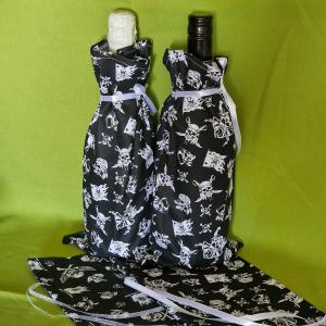 DCS70 -  Fekete alapon kalóz mintás  pezsgőtartó textil ajándéktasak, zsák 17x32cm