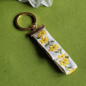 ÉKT18 - Hímzett virágos szalagos kulcstartó