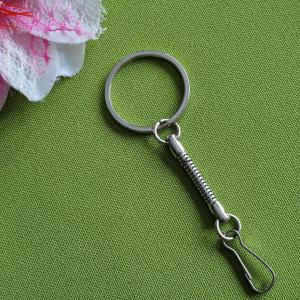 ÉKT20 - Ezüst színű rozsdamentes acél kulcstartó karika sodrott lánccal és karabinerrel Ø30mm