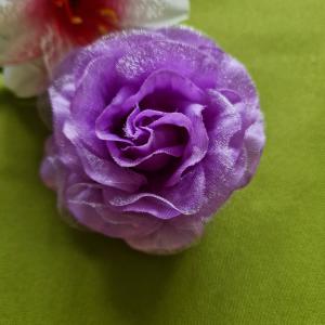 ESKÜVŐ BCS14B - Kitűző, hajdísz, hajgumi - 80mm-es levedulalila rózsa virág