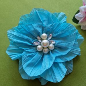 ESKÜVŐ BCS18 - Kitűző, bross, hajcsat - türkizkék színű textil virág, rózsa kb. 15cm