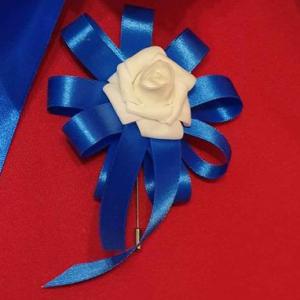 ESKÜVŐ BOK20 - Királykék színű kitűző, bokréta fehér habrózsával
