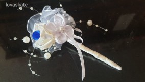 ESKÜVŐ BOK23 - Ekrü szatén rózsás kitűző, bokréta lóhere virággal