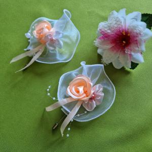 ESKÜVŐ BOK38C - Barack színű szatén rózsás kitűző, bokréta színes lóhere virággal