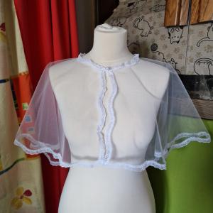 ESKÜVŐ BOL09 - Elegáns csipkés szélű hófehér színű boleró, pelerin - gombos